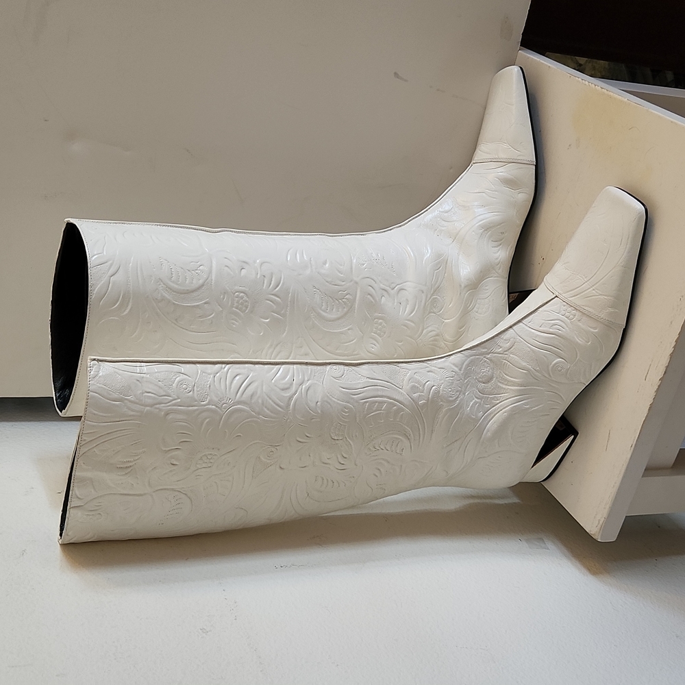 Fendi White Embossed Leather Knee-High Heeled Boots - Picture 3 of 9